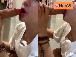 Vào nhà tắm tự sướng liếm cục thịt giả